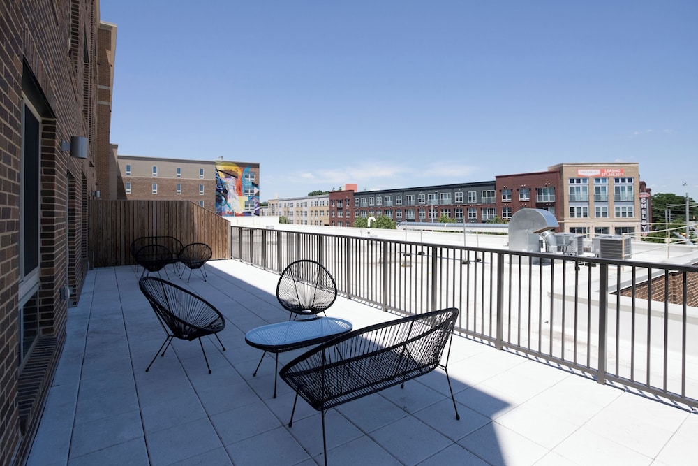 Spacious 2BR Apt with Den W Balcony