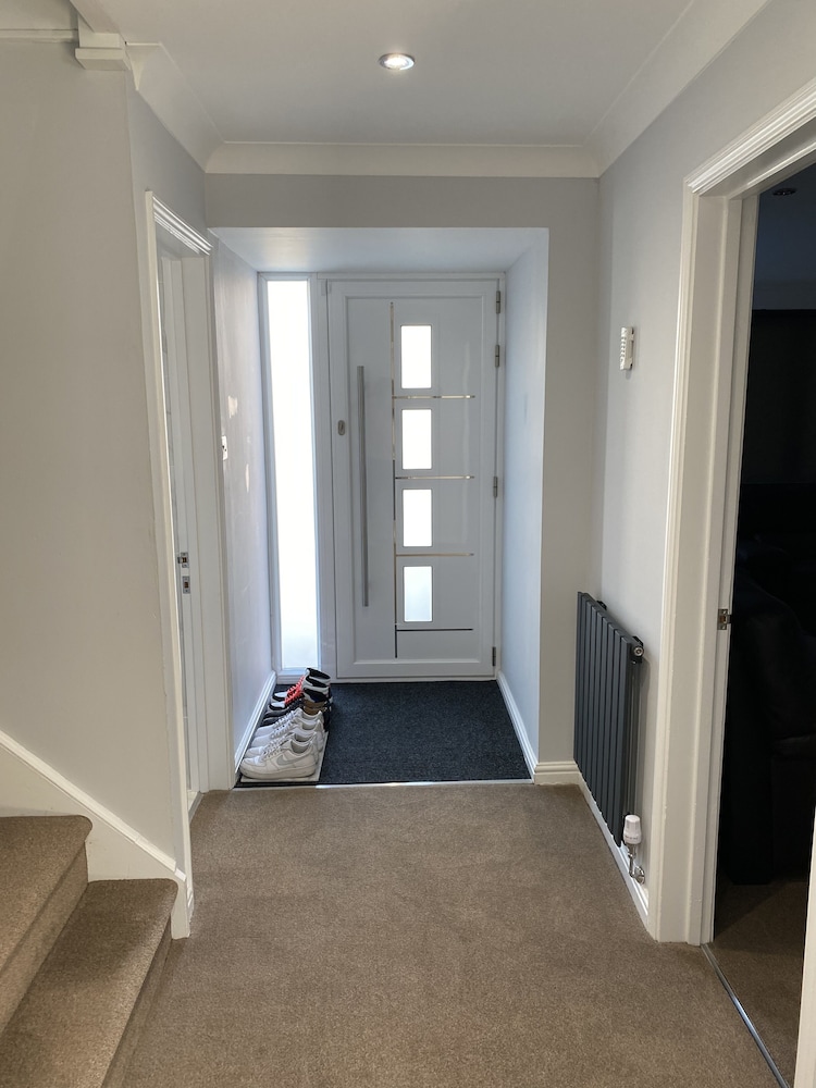 Beautiful Stunning Peaceful 6-bed Showhome Eco Uk view 2
