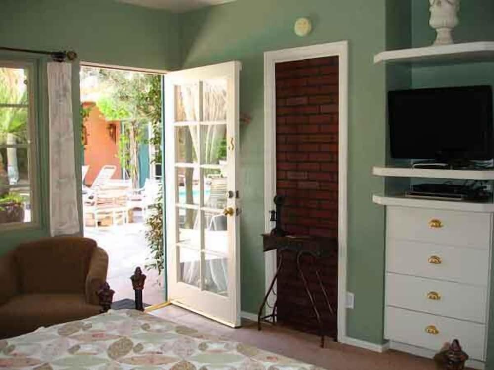 Palm Springs Vacations - Coyote Inn - Property Image 24