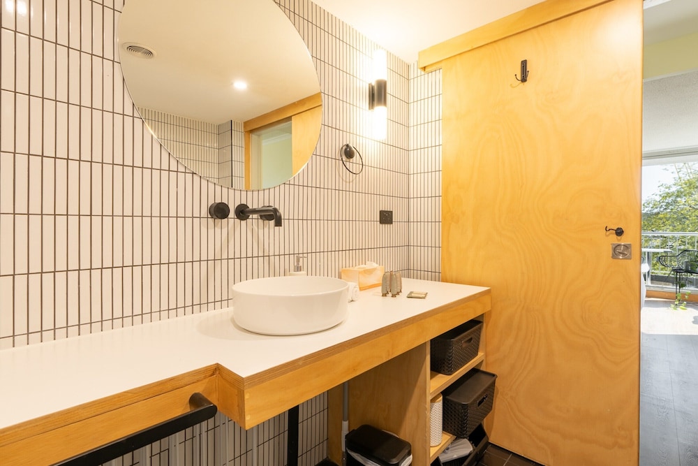 Quirky CBD 1-bed With Pool, Sauna and Balcony