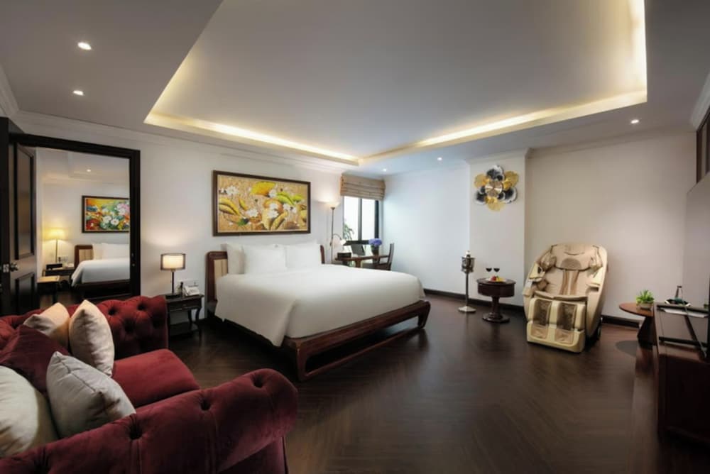 MAY DE Ville Crown Hotel 1