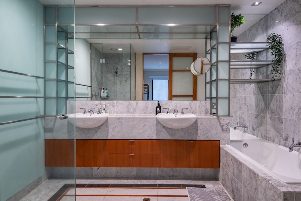 Elegant 4B 2B Unit in Melbourne CBD w/ Parking!