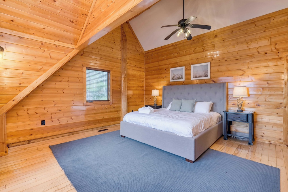 Pinnacle Chalet by Avantstay Luxury Cabin w/ Panoramic Views, Fireplace & Game Room