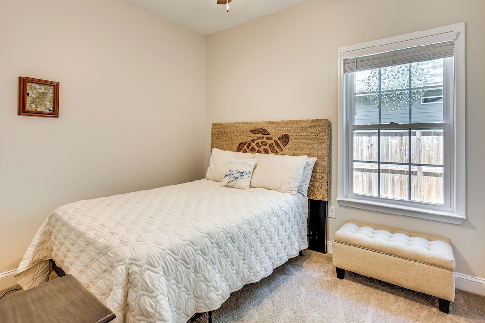 1 Mi to Riverfront: Darien Family Home