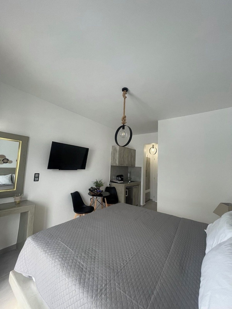 Zoumis Residence