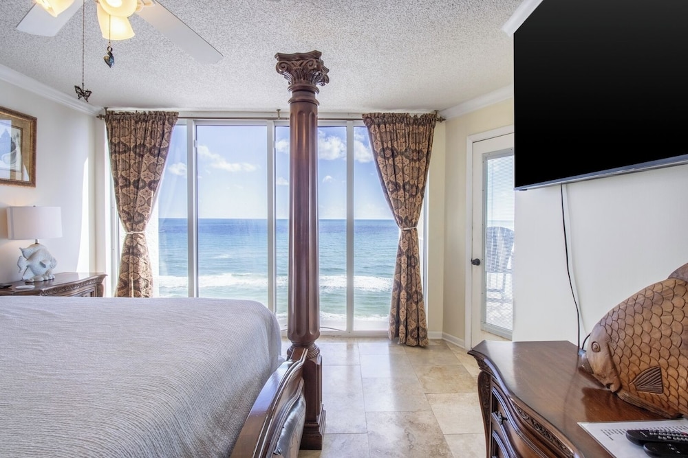 3BR Gulf-front Luxury w/ Pool Bar & Spa Baths