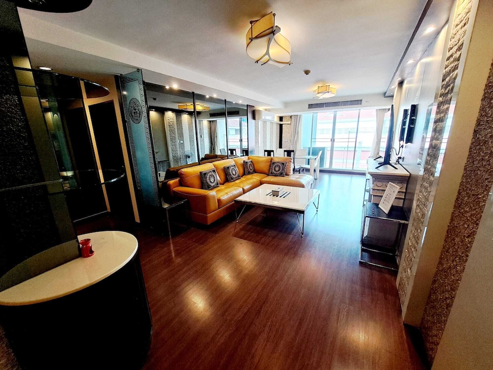 7C - 2 Bedroom Downtown Apartment With Shared Pool