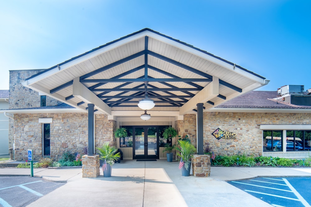 Hotel The Seasons Lodge - Image 1