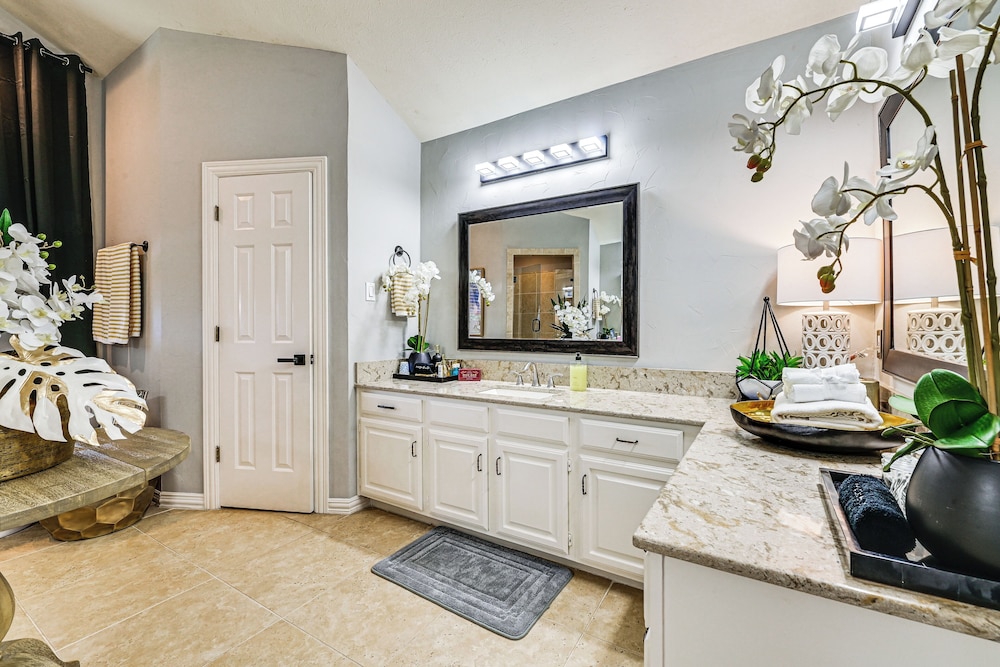 Relax By Pool, Soak in Hot Tub: Plano Home