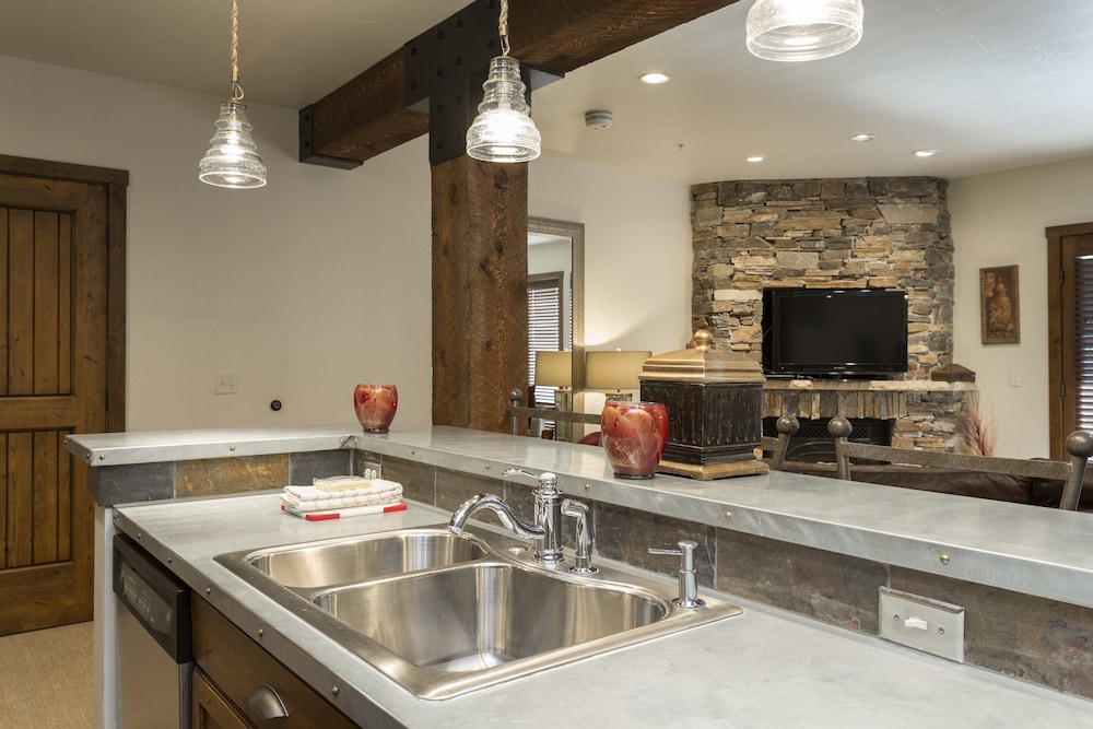 2 Bedroom Condo with Spa - Silver Baron Lodge 2 Condo