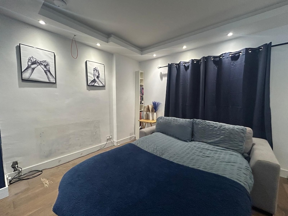 SUPERB SNUG studio sleeps 2 south london