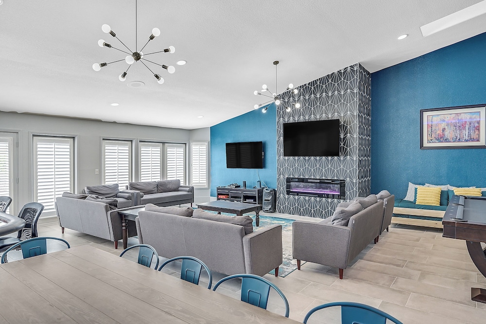 Villa - 8 Bedrms 5 Bths 15 Beds