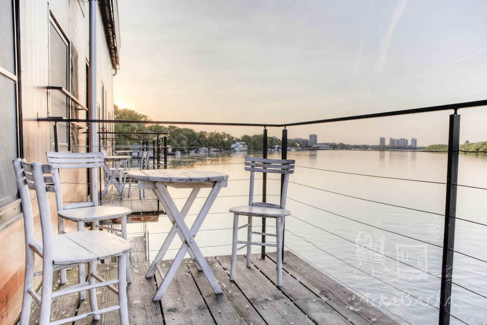 ArkaBarka Floating Hostel and Apartments