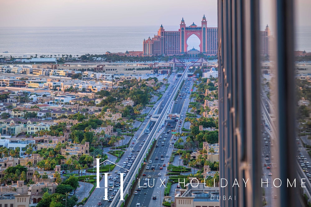LUX Iconic Views at Palm Tower Studio