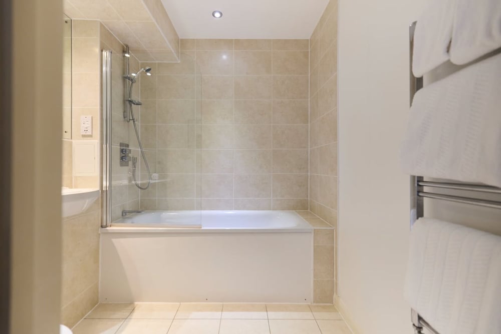 The Enfield Sanctuary - Modern 1bdr Flat With Balcony view 5
