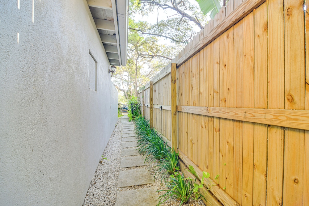 1 Mi to Downtown: Clearwater Apt w/ Private Patio!
