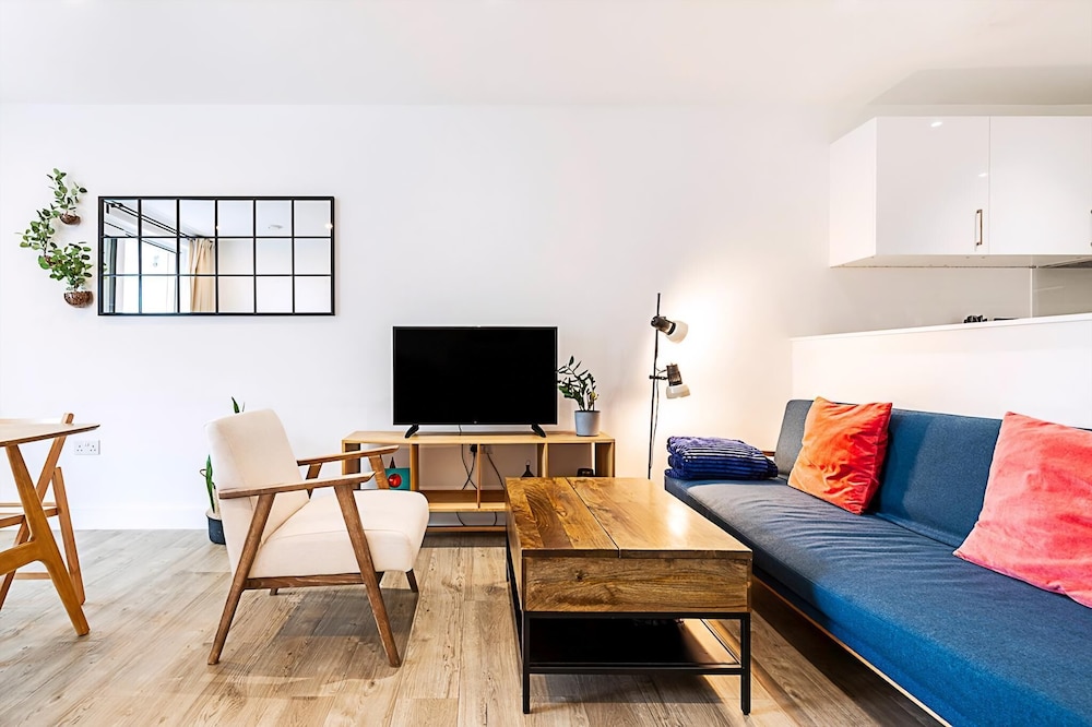 Modern 2-bed Flat With Terraces in Leyton