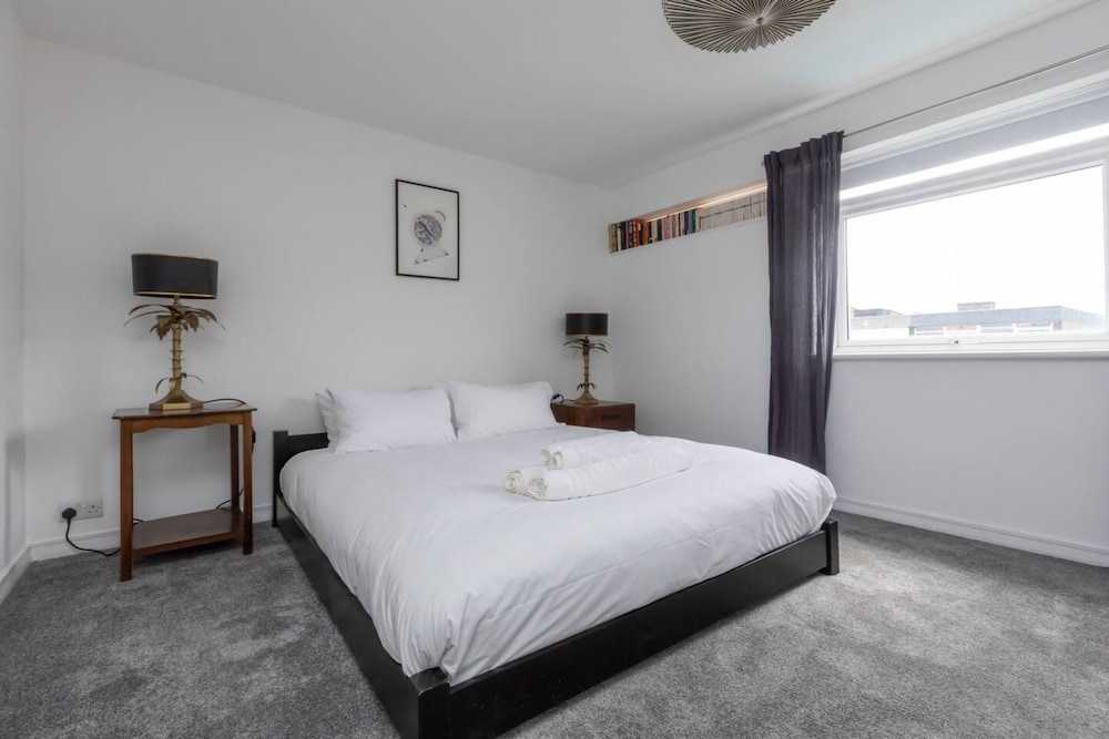 Spacious & Cosy 2 bed Flat With Terrace & Parking