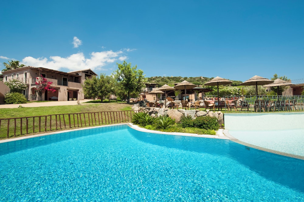 Residence with pool in Campulongu