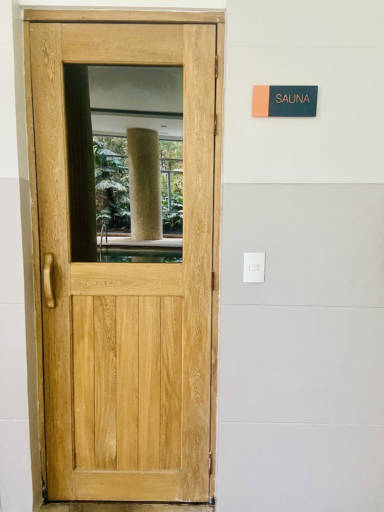 Room in B&B - Suite in Portanova Hotel- Near Airport