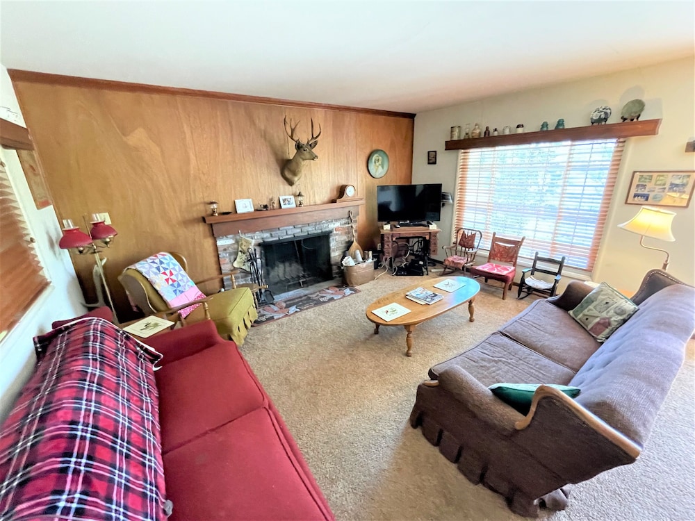 Near Lake Plus View 2 Bedroom Home by RedAwning