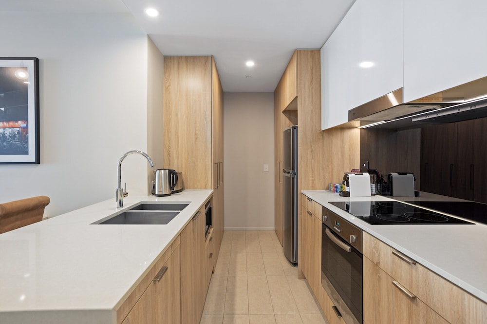 Cosy 1-bed With River Views, Pool, Gym & BBQ