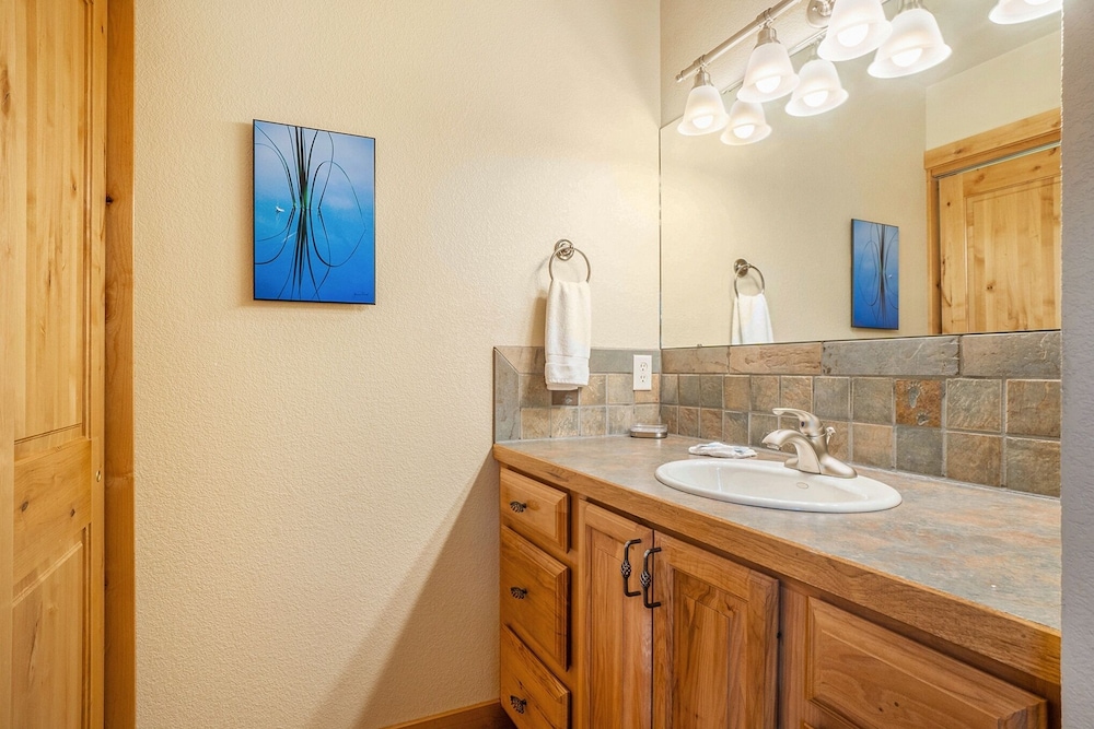 Solitude Bobcat 5- Estes Park 2 Bedroom Condo by RedAwning - Property Image 5