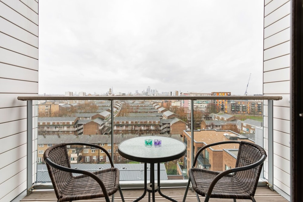 Modern 1 Bedroom Apartment Near Canary Wharf With Balcony