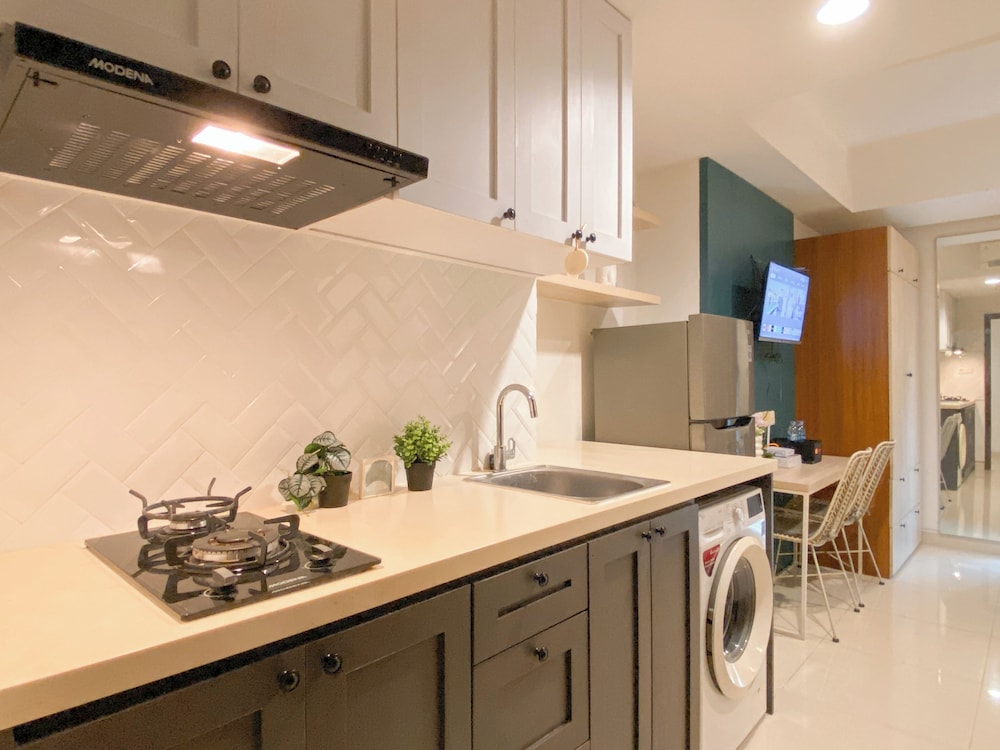 Warm Minimalist Studio Room At West Vista Apartment