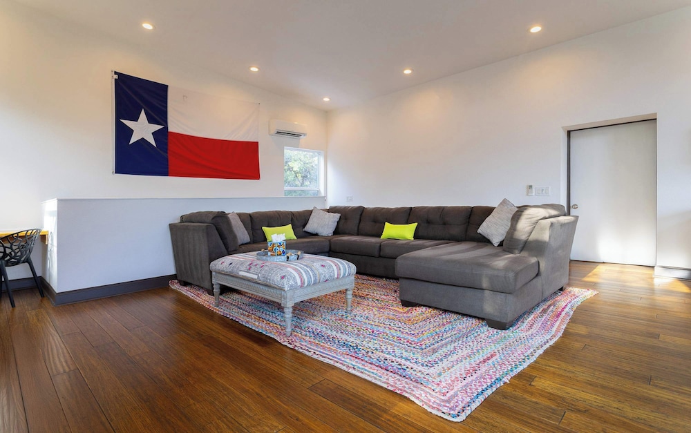 Willie's Hill Country Hideaway - Stay for 8 With Hot Tub & Fire Pit