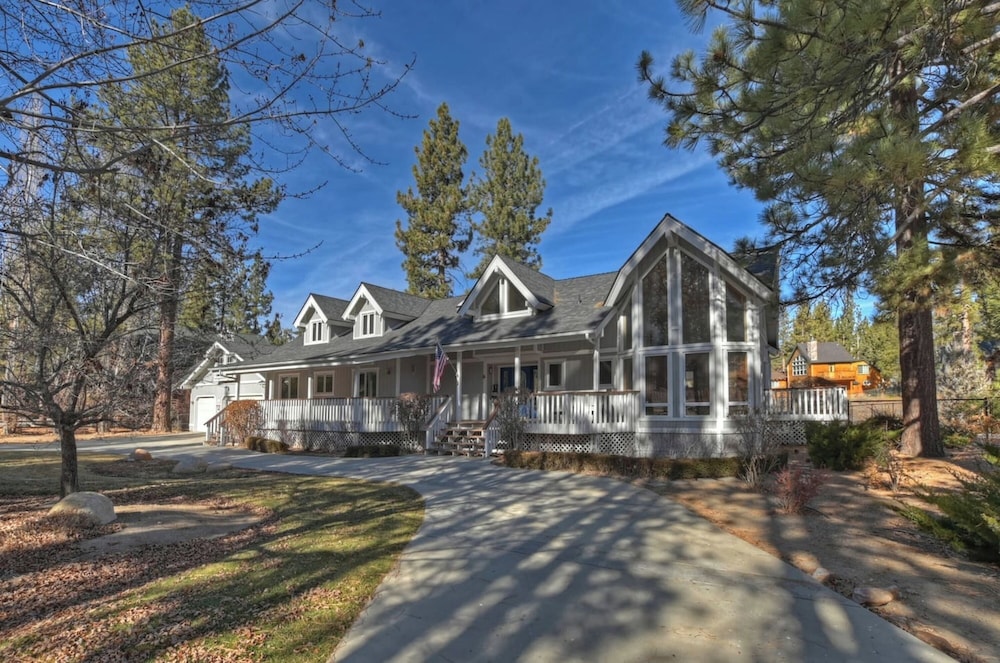 Lakefront Estate with Views and Hot tub