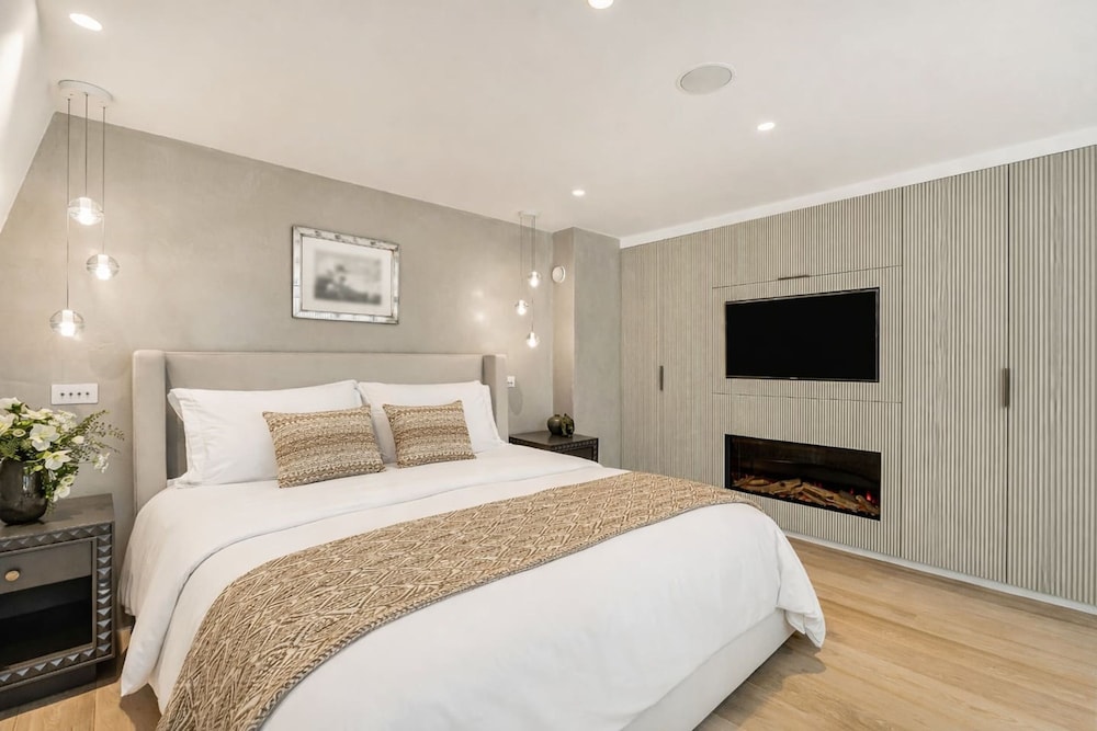 London Mews Home w Glass Atrium Terrace