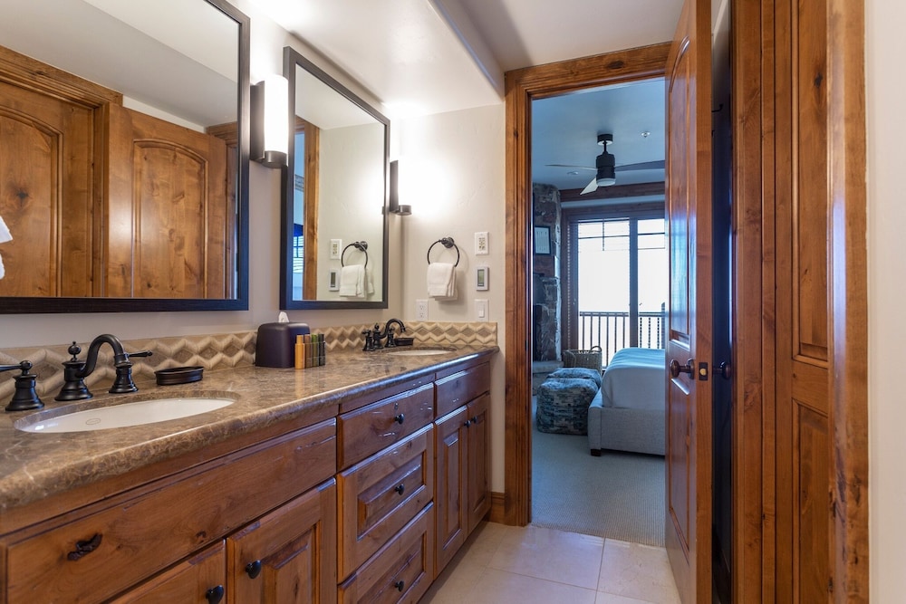 Grand Lodge - 3-Bedroom Deluxe #408 - Ski-in/out 3 Condo