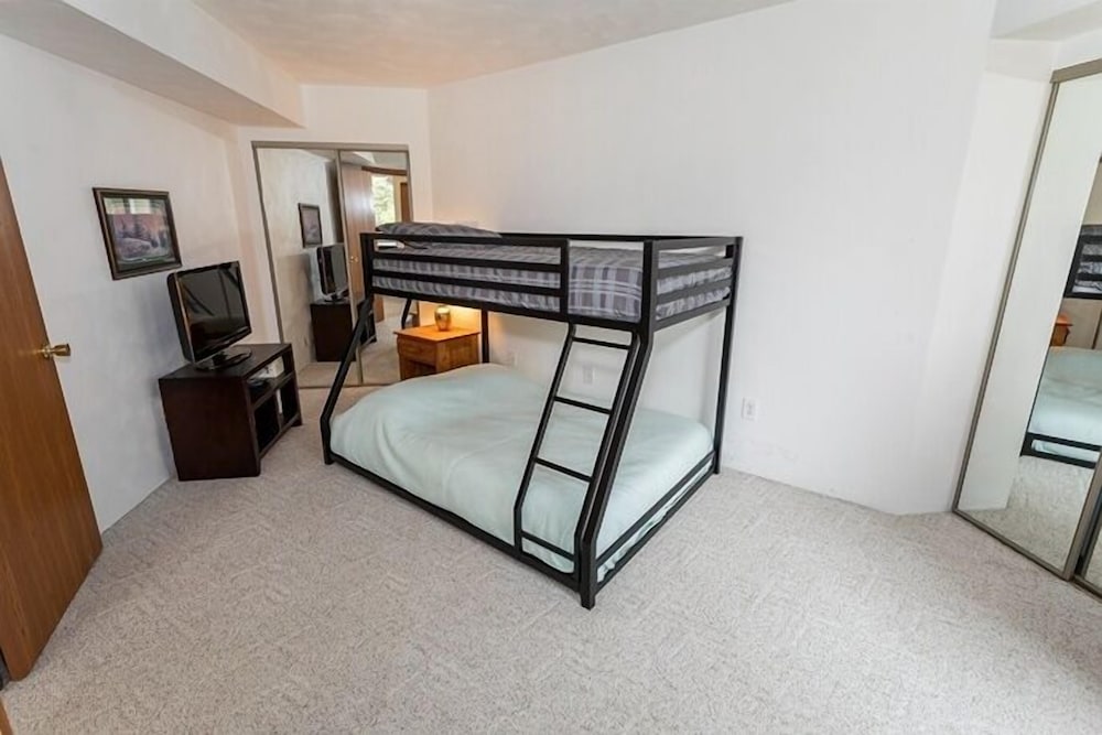Seven Springs 2 BR Deluxe Condo with Loft, Mountain Views by RedAwning view 3