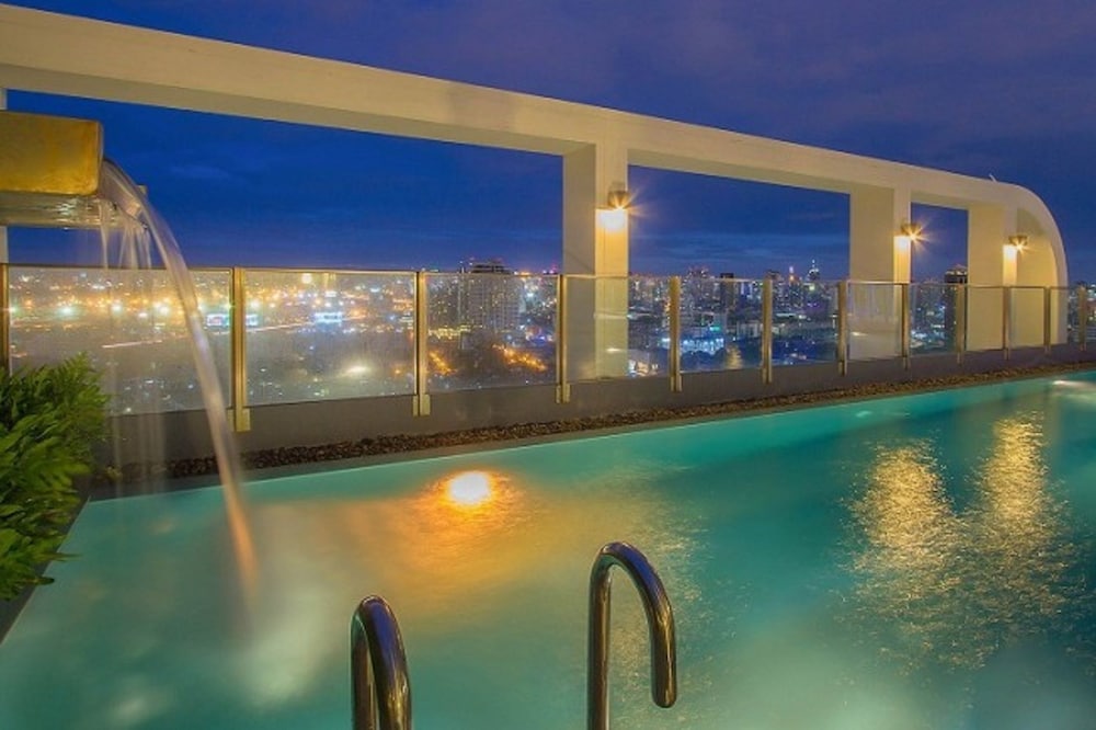 Highrise Cityview Aspire Condo Gym Pool