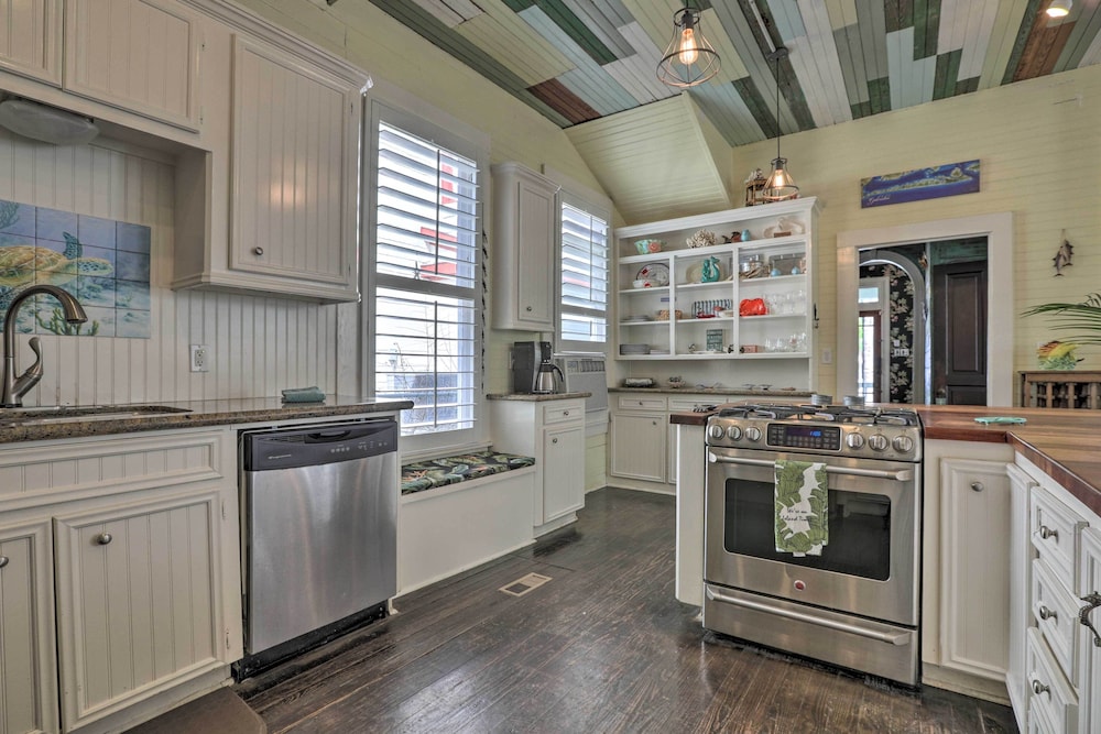 Historic Galveston Hideaway, Walk to the Beach!
