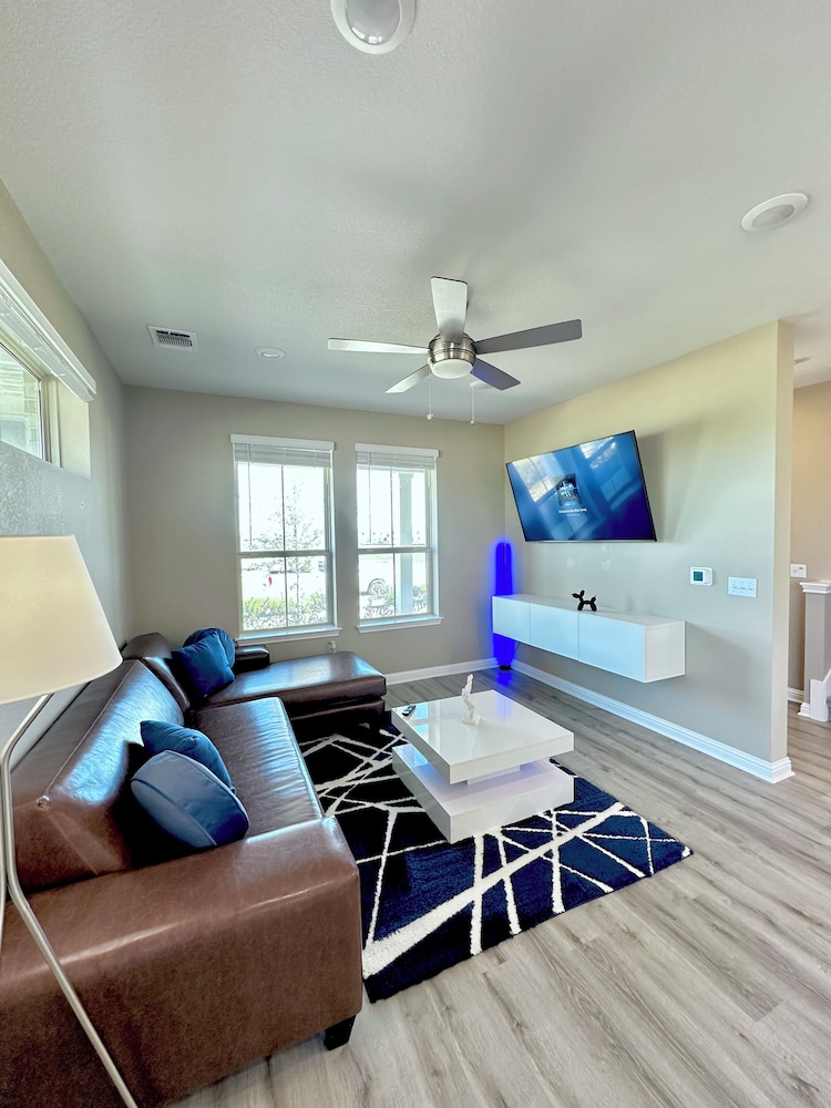 Luxury 2S Condo Hot Tub Gym Pool Airport