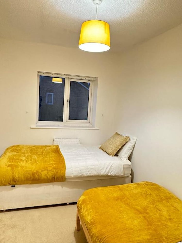 Entire Beautiful 2 Bedroom House With Free Parking Manchester view 3