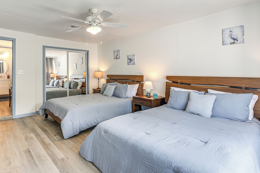 Walk to Shops, Eateries: Historic Galveston Escape