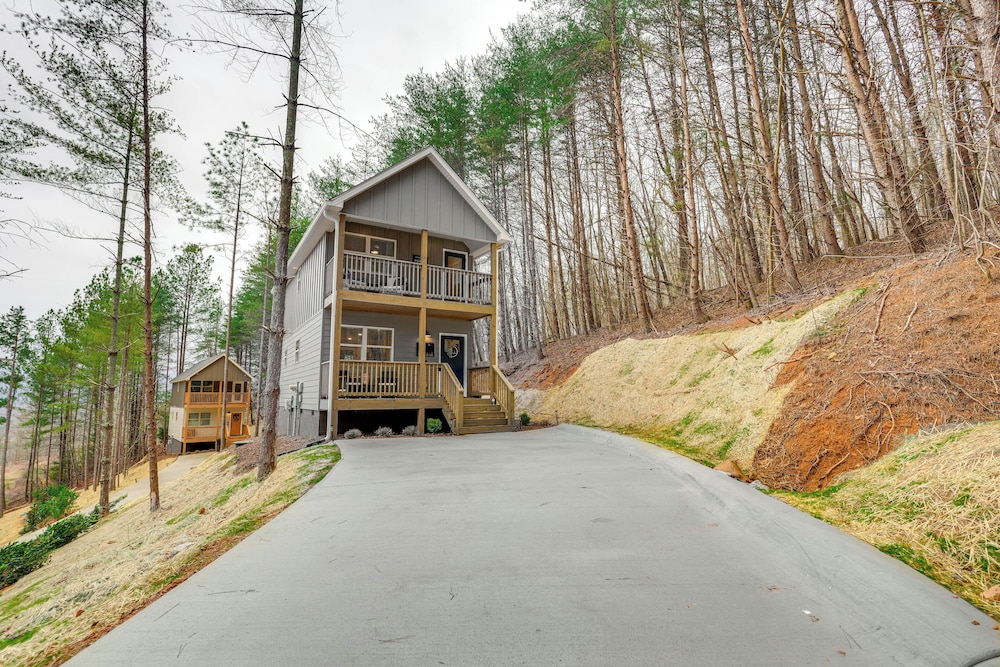 Ideal Location & Mountain Views: Chattanooga Home!
