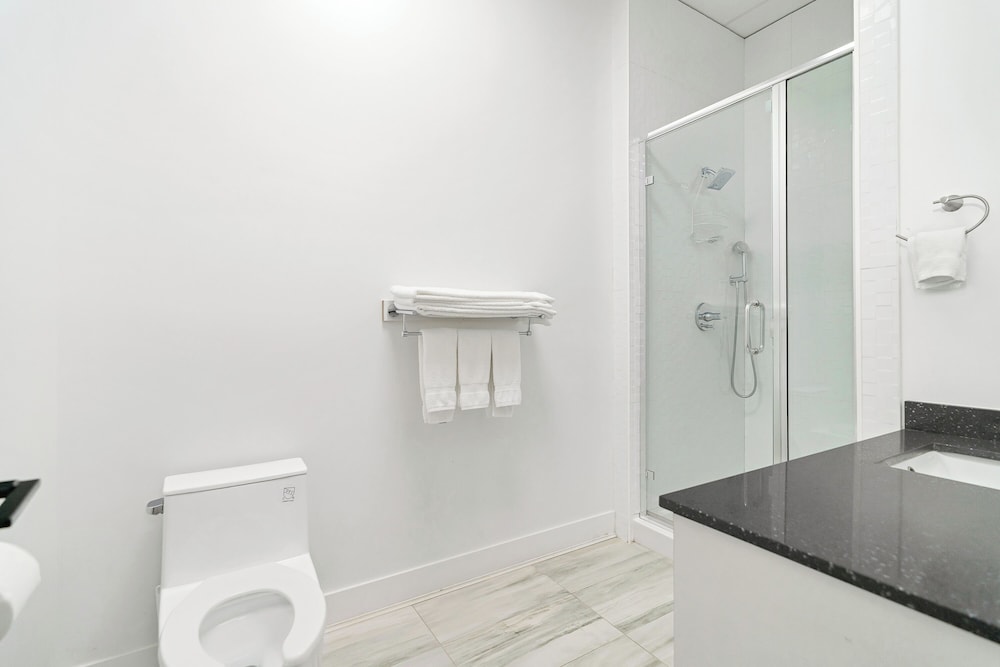 Charming 1BR Lakeside
