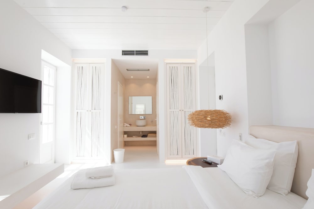 The Ammonite Resort – Adults Only