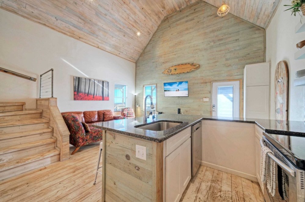 2 Homes on the Bay, Shared Waterfront Pool + Boat Dock Laguna Village Paradise