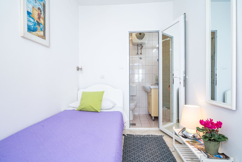Jele Rooms