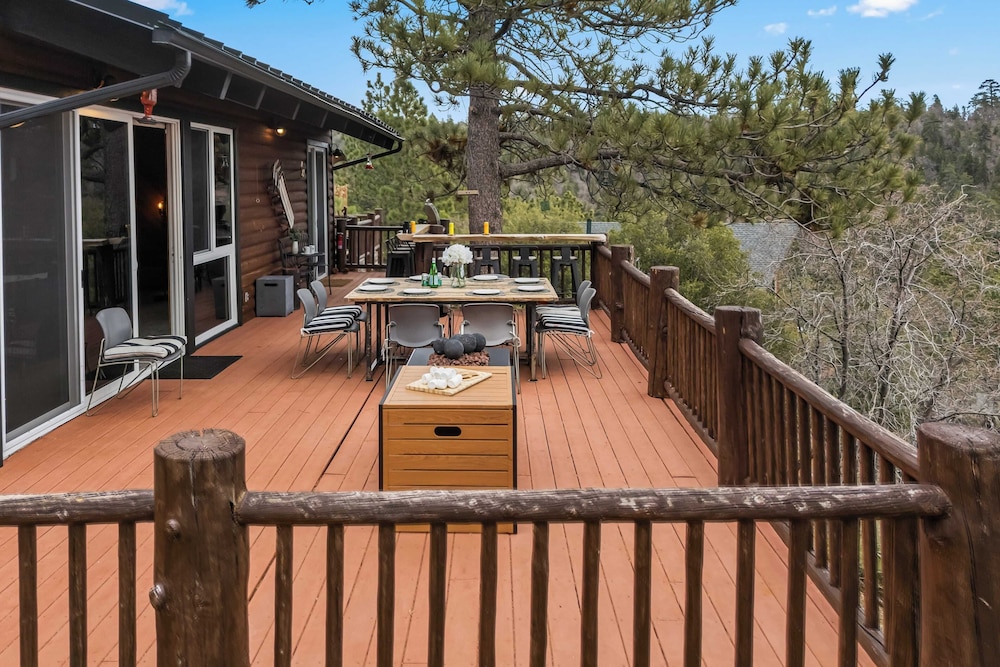 Scenic North Shore Stay w/ Games, Near Snow Summit Lakeview Lodge by Avantstay