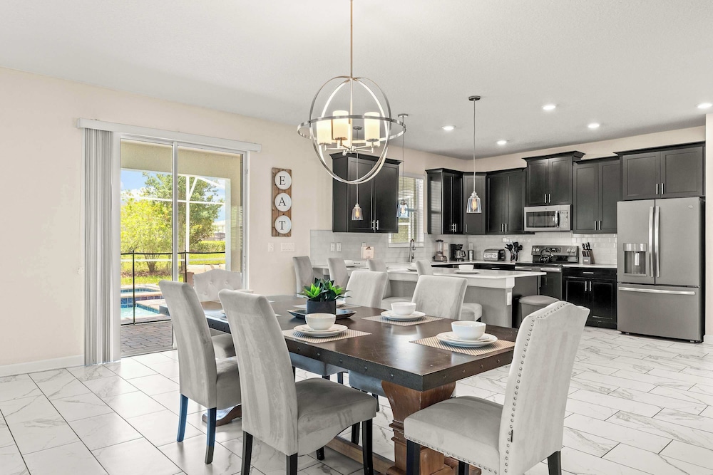 Resort Vibes At Championsgate - Home for 14 With Private Lanai