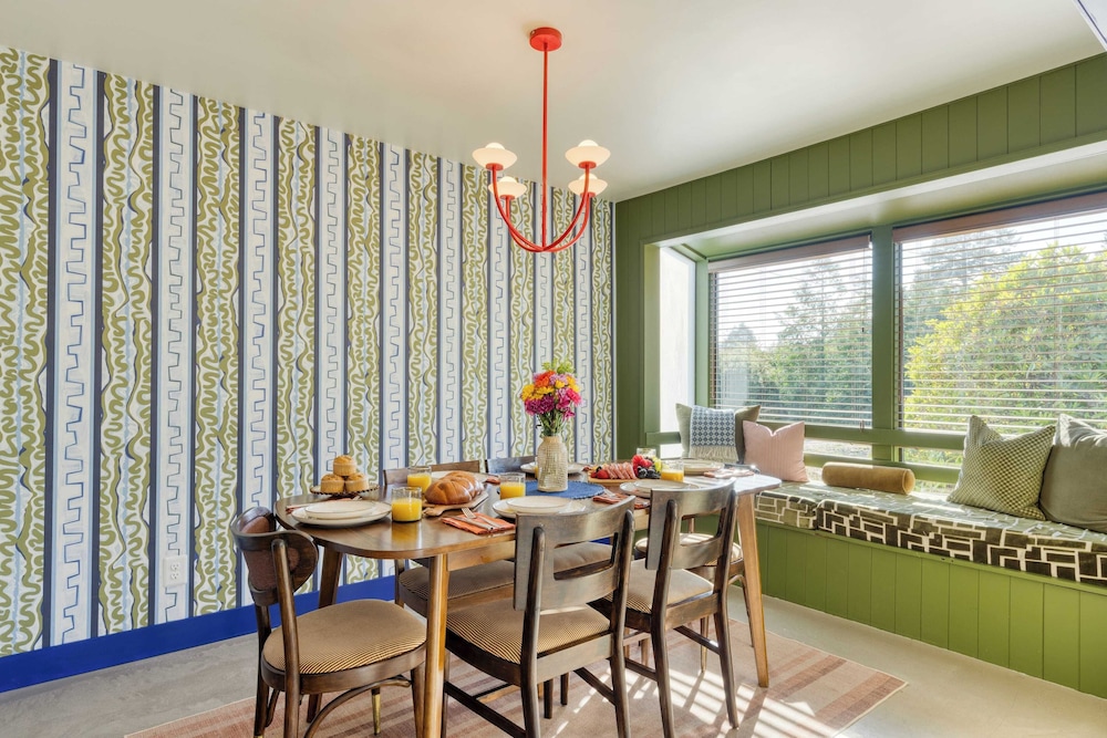 Walk to Beach & Shops Fireplace, Patio Dining & Firepit at Manzanita Ave