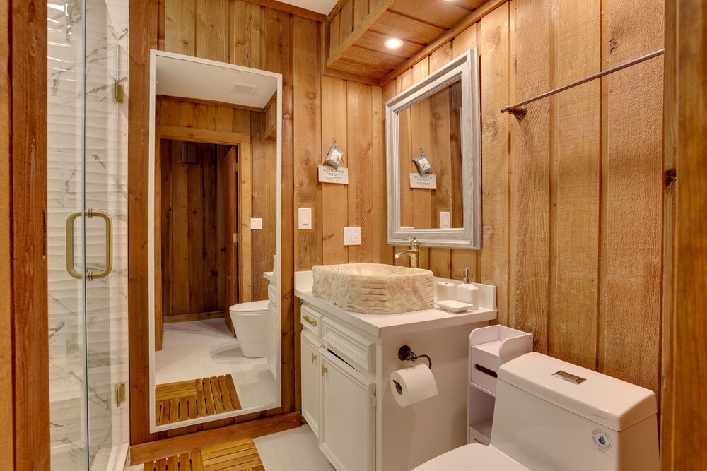 Hot Tub, Deck & Grill: Brookshire Gem Near Venues view 4