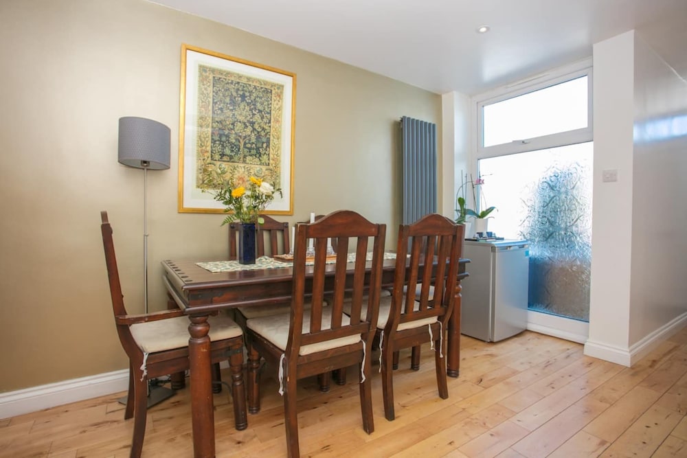 Stunning 3 Bedroom House With Garden in Battersea