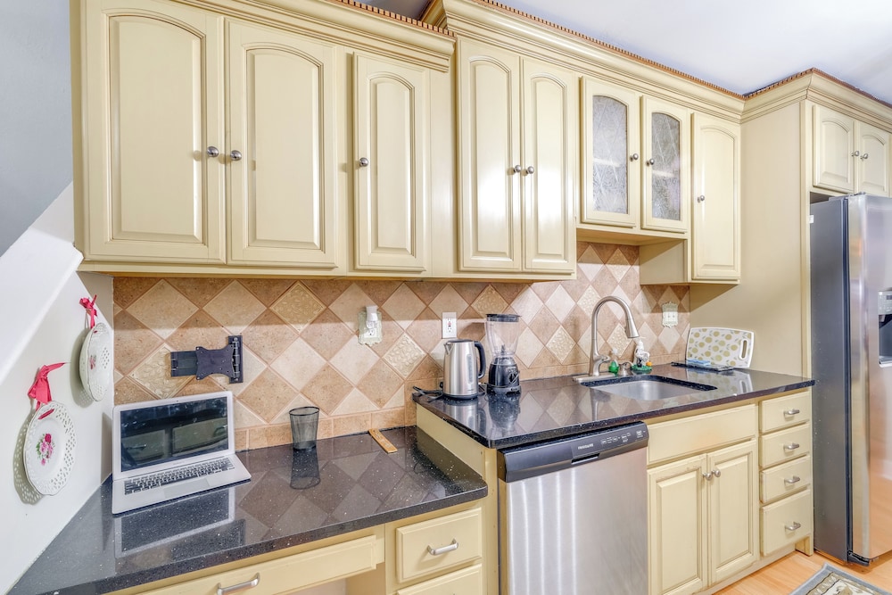1 Mi to Dtwn: Townhome w/ Patio in Baltimore!